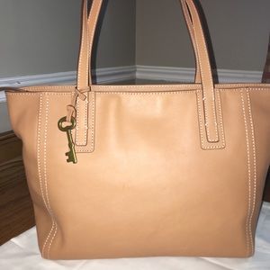 ~SOLD~ NWT Fossil Leather Emma Tote Bag 💼